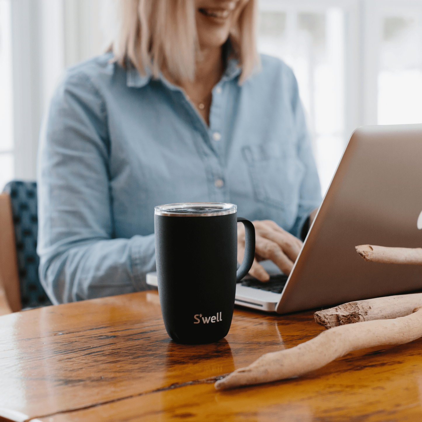 mug-16oz-l5 Swell-16oz-Mug-Onyx-Lifestyle-1.png