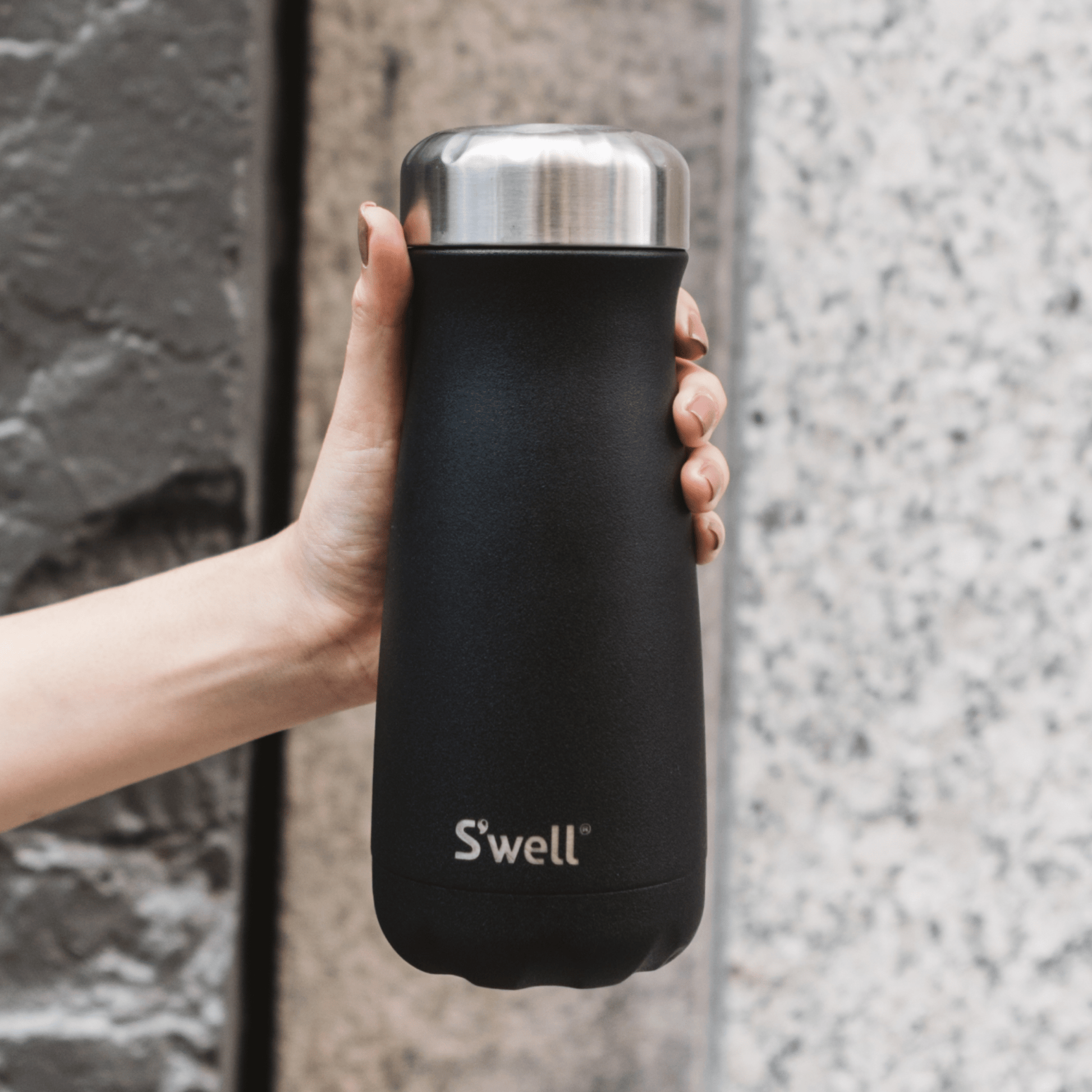 traveler-16oz-p0 Swell-Water-Bottle-Traveler-16oz-Black-Onyx-Lifestyle-1.png